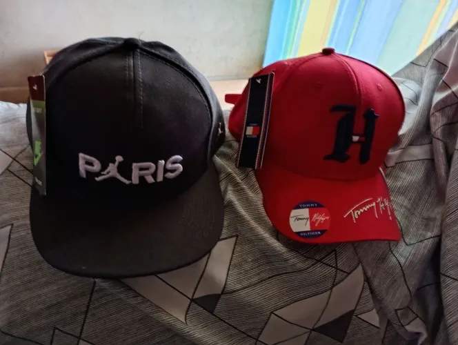 Bonés novos com etiqueta