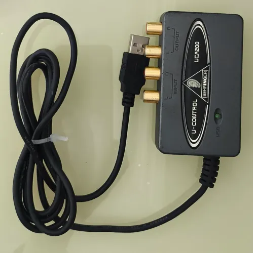 Interface de áudio Behringer UCA200