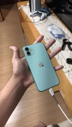 Vendo iPhone 11 64gb perfeito estado saúde de bateria em 72%