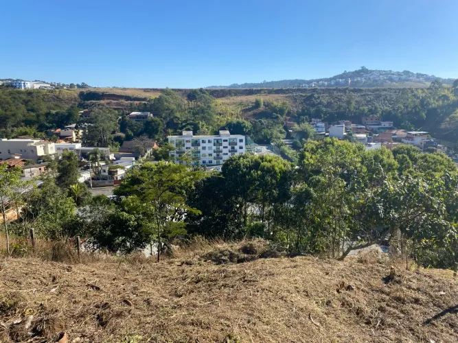 Terreno em declive com vista livre para venda