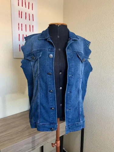 Colete jeans feminino em ótimo estado