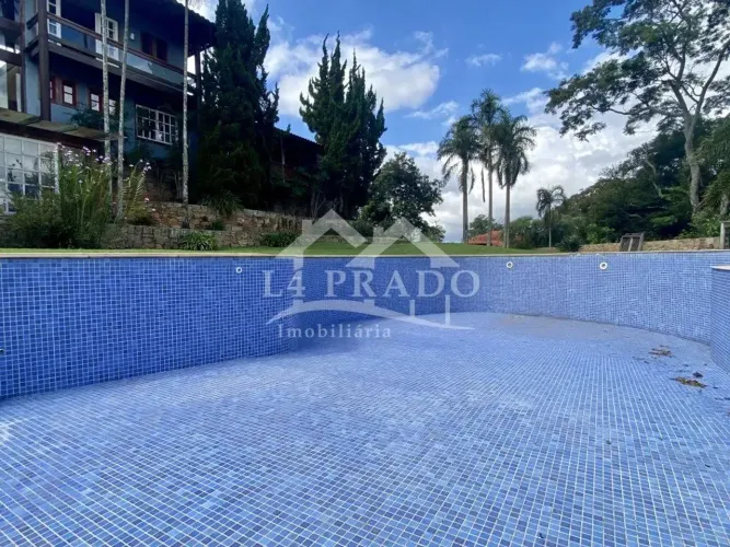 Casa à venda no Vale das Videiras, Petrópolis RJ, 4 suítes, piscina, condomínio.