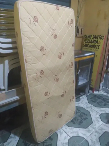 Colchão de solteiro , de espuma .. zerado pouco tempo de uso