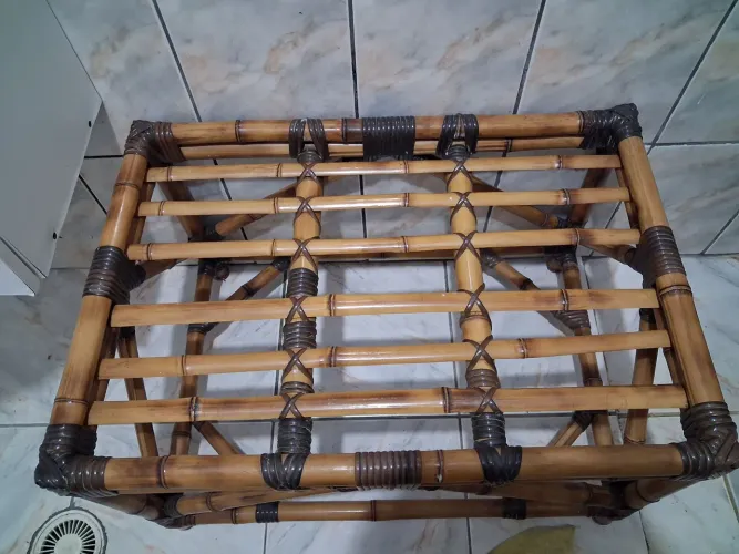 Mesinha de cento em bambu