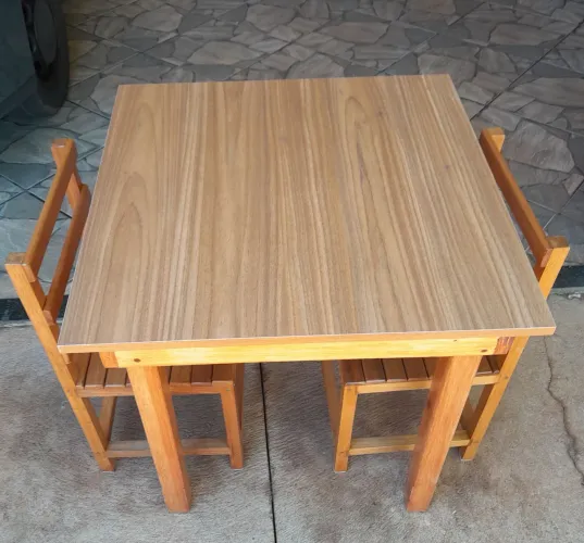 Mesa infantil com duas cadeiras