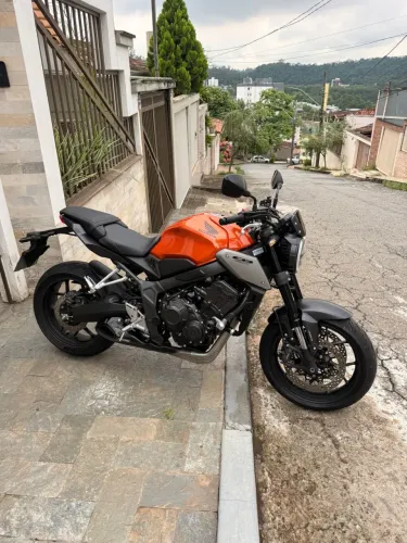 Honda CB 650R ano 2024 - Extremamente Nova