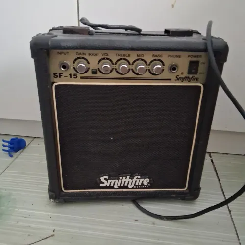 Caixa de som com distorção smithfire