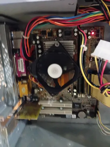 ?PC Antigo Positivo Retrô - Placa ECS P6STP-FL - Ideal para Colecionadores / Jogos Antigos