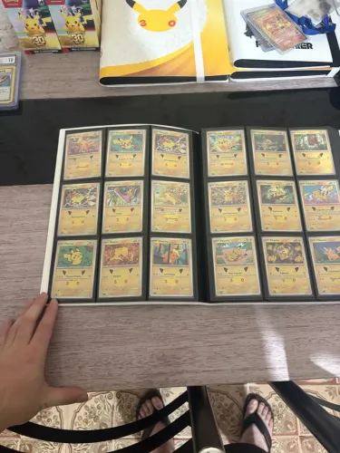 Set base Pokémon 30 anos 1/128 faltando 3 cartas