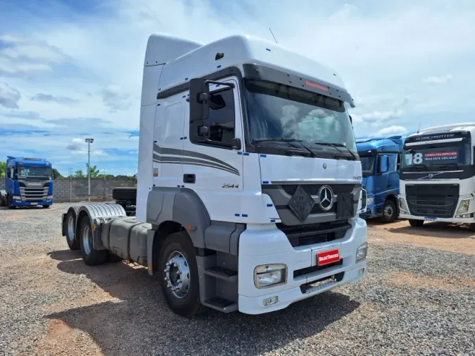 Mercedes Benz Axor 2544S ano 2021/2021 Suspensão de mola.