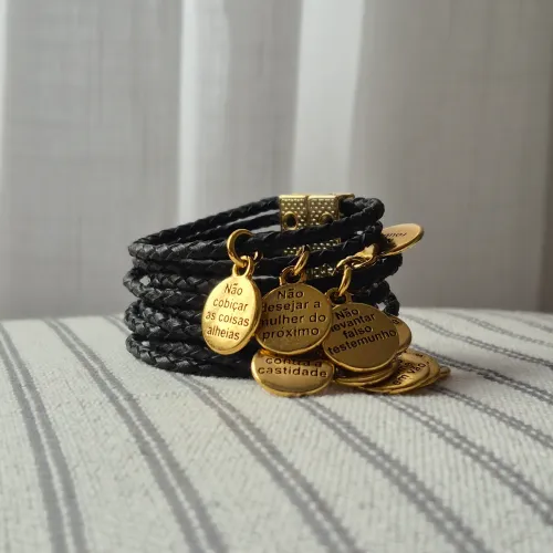 Pulseira Bracelete Dez Mandamentos Couro e Detalhes Dourados