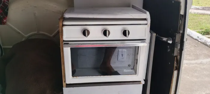 Fogão a gás 2 bocas e um forno.