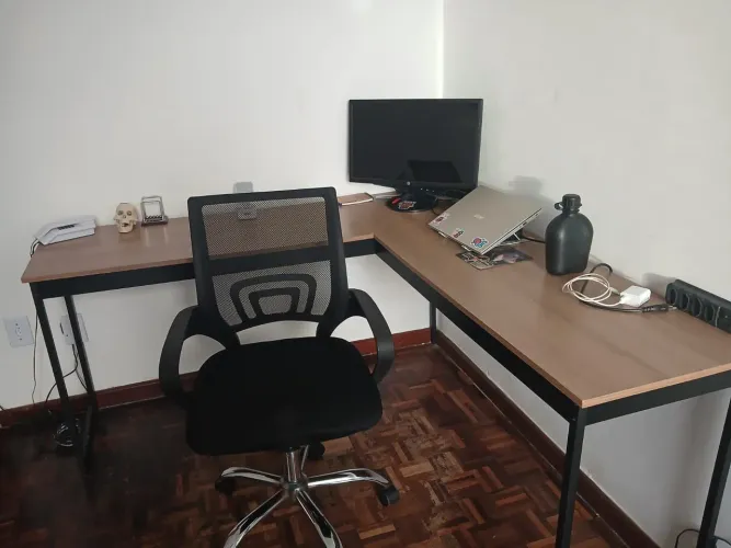 Mesa de escritório 1,50 x 1,50 + cadeira de escritório