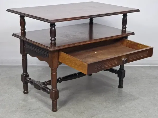 Mesa auxiliar estilo Colonial Década de 60, em madeira Imbuia maciça
