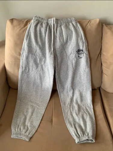 Calça Stussy x Nike Internacional Moletom Cinza