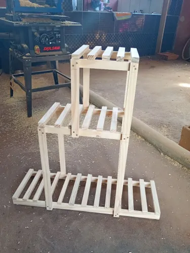 Petite étagère pour plantes en pin.
