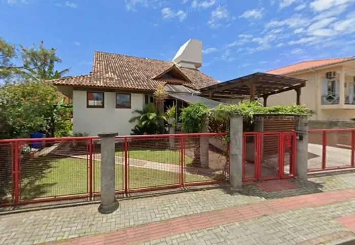Casa em rua tranquila no centrinho da Lagoa em Floripa!