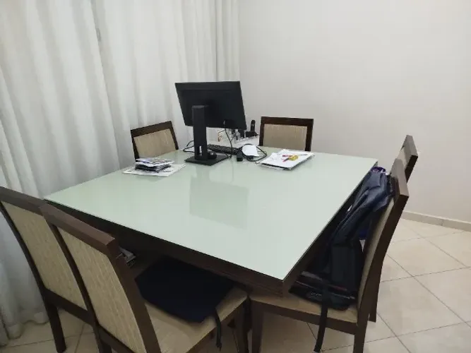Mesa de jantar quadrada com oito cadeiras
