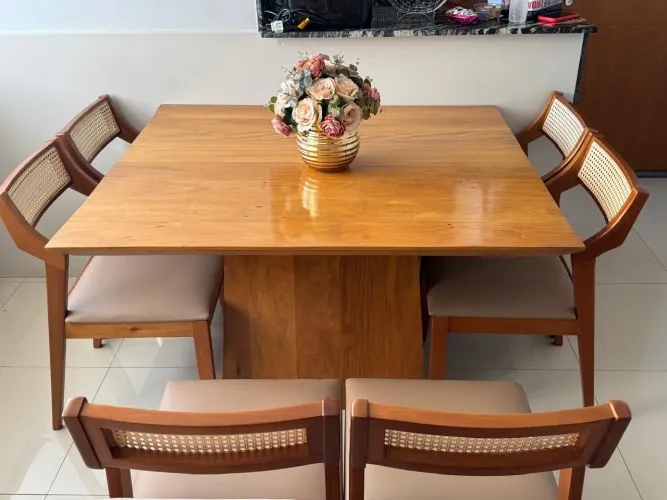 Mesa com 6 cadeiras de madeira maciça