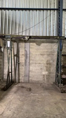 Pórtico móvel de içamento com monovia rolante para içamento de cargas 