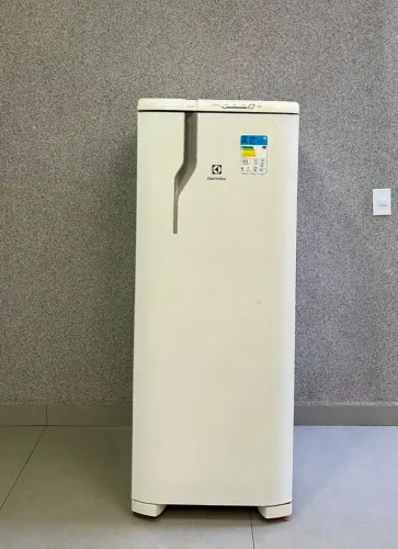 Geladeira Electrolux RE31 degelo automático está bem Nova