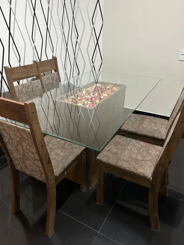 Mesa de jantar com tampo de vidro + 6 cadeiras
