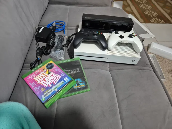 XBOX ONE S 1TB + 2 CONTROLES + KINECT + 2 JOGOS