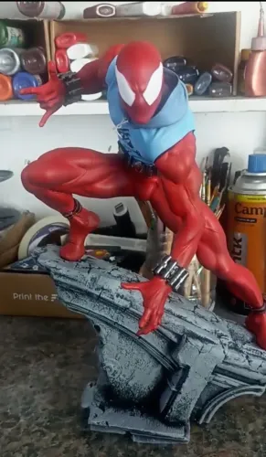 ESCULTURA 3D - HOMEM-ARANHA ESCARLATE