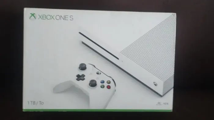 XBox One S 1 Terabyte com 1 controle + Jogo em mídia física