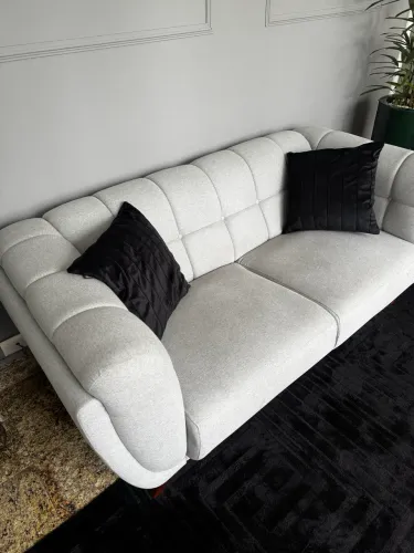 Sofá 3 Lugares Peonia Living Tecido Sintético Pés Madeira Nobre Luxo Cinza