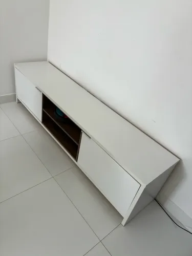 RACK BAIXO COM PORTAS E PRATELEIRAS, BRANCO
