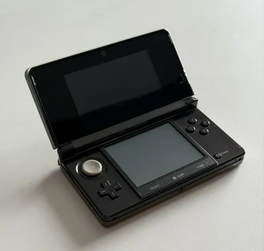 Nintendo 3DS Cosmo Black + Pokémon Omega Ruby Original