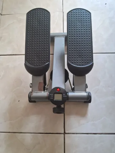 Vendo Aparelho simulador de caminhada.