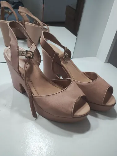 Sapato de salto cor nude, novo tamanho 37