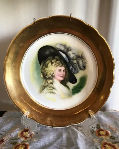 PRATO COM BORDAS FILETADAS E PINTURA Á MÃO ANTIGUIDADE 