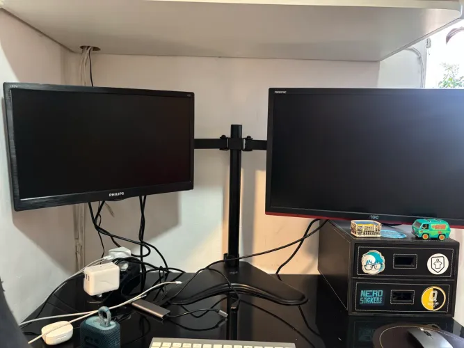 Dois monitores com suporte