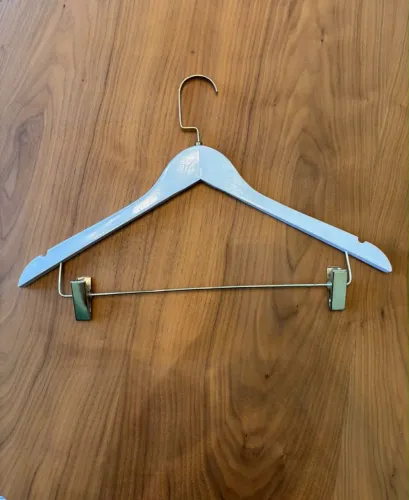 Cabide luxo madeira branco com dourado 