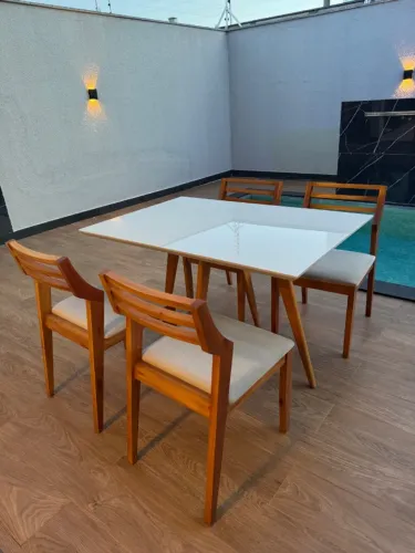 Mesa 4 Cadeiras (tampo de vidro quebrado na ponta)