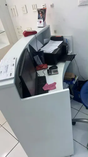 Vendo balcão de atendimento.