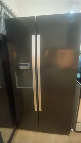 Vendo geladeira retirada no apartamento tem que retirar duas portas frost free.