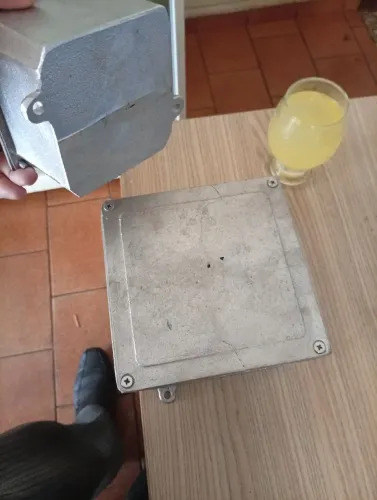 Caixa de metal 16X16cm e 11X11