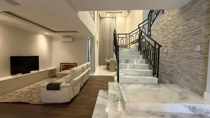 CASA COM 4/4 EM CONDOMÍNIO NO ALTIPLANO