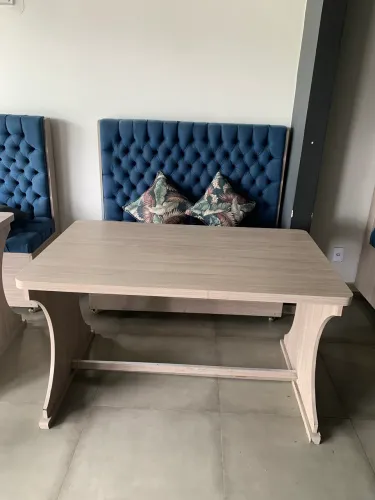 CONJUNTO DE MESAS E SOFÁS ACOLCHOADOS
