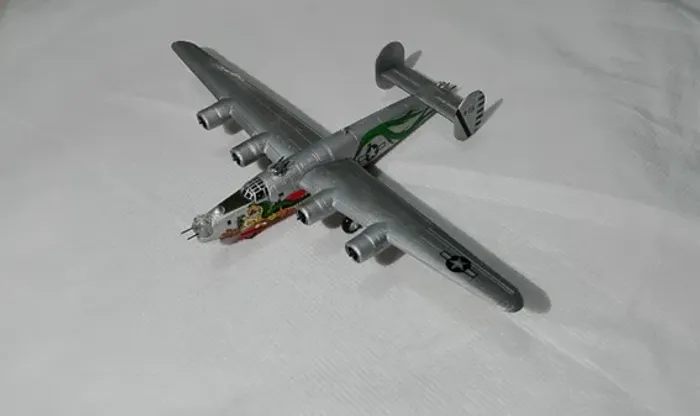 Miniatura Avião Consolidated B-24J Liberator