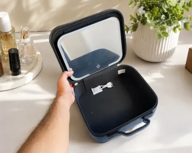 Case organizadora com espelho iluminado por LED, ideal para maquiagem