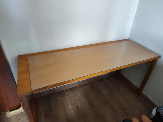 Mesa de madeira (escritório) com tampo vidro parcial