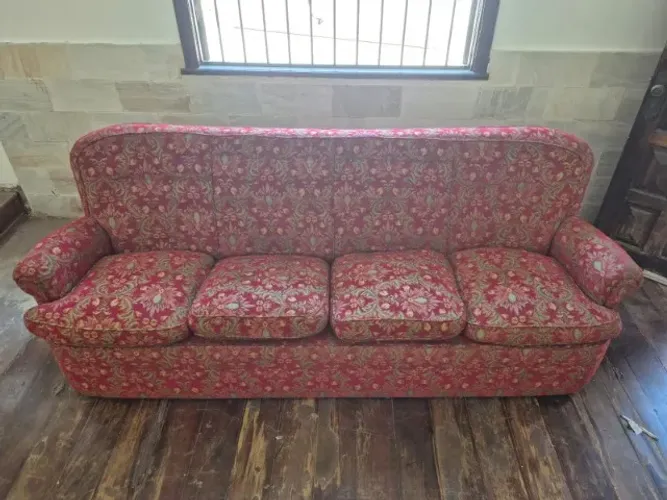 Sofá Vintage Anos 80 Original - Tecido Floral de Época - Bem Conservado - Exclusivo