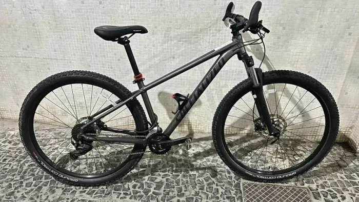 Bicicleta Specialized Rockhopper Tamanho M-Aro 29-Ano 2022-Câmbio Shimano Alivio 9x2
