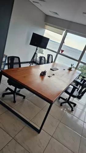 Mesa bancada trabalho madeira natural pés em metal