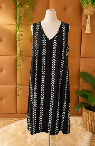 Vestido preto e branco com cinto do mesmo tecido do vestido